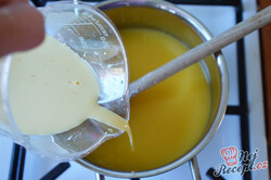 Przygotowanie przepisu Świeże pomarańczowe ciasto z bitą śmietaną, krok 5