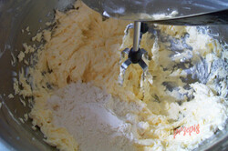 Przygotowanie przepisu Ciasto morelowe z kokosową pianką, krok 2