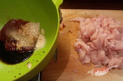 Przygotowanie przepisu Pieczone piersi z kurczaka z ziemniakami w jednym naczyniu żaroodpornym, krok 2