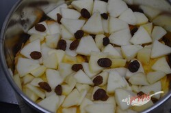 Przygotowanie przepisu Pudding chlebowy z jabłkami i rodzinkami oraz białą pierzynką, krok 6