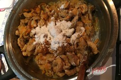 Przygotowanie przepisu Kawałki kurczaka w kremowym sosie musztardowym, krok 7