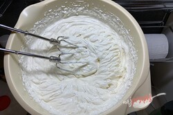 Przygotowanie przepisu Lekki krem mascarpone z bitą śmietaną, który pasuje do każdego tortu i jest gotowy w 10 minut, krok 1