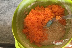 Przygotowanie przepisu Sypane orkiszowe ciasto z marchewką i polewą jogurtową, krok 4