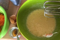 Przygotowanie przepisu Sypane orkiszowe ciasto z marchewką i polewą jogurtową, krok 2