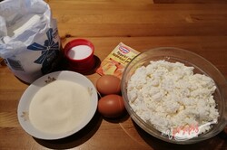 Przygotowanie przepisu Doskonałe bułeczki twarogowe - proste i smaczne śniadanie, krok 1