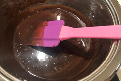 Przygotowanie przepisu Bombowy czekoladowy deser bez mąki, który dosłownie rozpływa się w ustach, krok 14