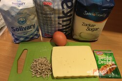 Przygotowanie przepisu Placki chlebowe z serem i nasionami, krok 1