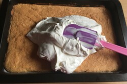 Przygotowanie przepisu Prawdziwie śmietankowe ciasto z kawałkami mandarynek i mandarynkową galaretką, krok 6