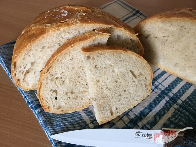 Przepis Extra delikatny chleb z proporcją w kubkach, nawet dla początkujących, wystarczy go wymieszać drewnianą łyżką