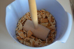 Przygotowanie przepisu Tort bez pieczenia z kremem ze skondensowanego mleka, z truskawkami i bitą śmietaną, krok 1
