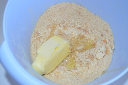 Przygotowanie przepisu Tort bez pieczenia z kremem ze skondensowanego mleka, z truskawkami i bitą śmietaną, krok 2